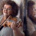 Kreeta-Maria Kentala viulun kanssa