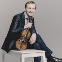 Nikita Boriso-Glebsky istuu viulu kädessä